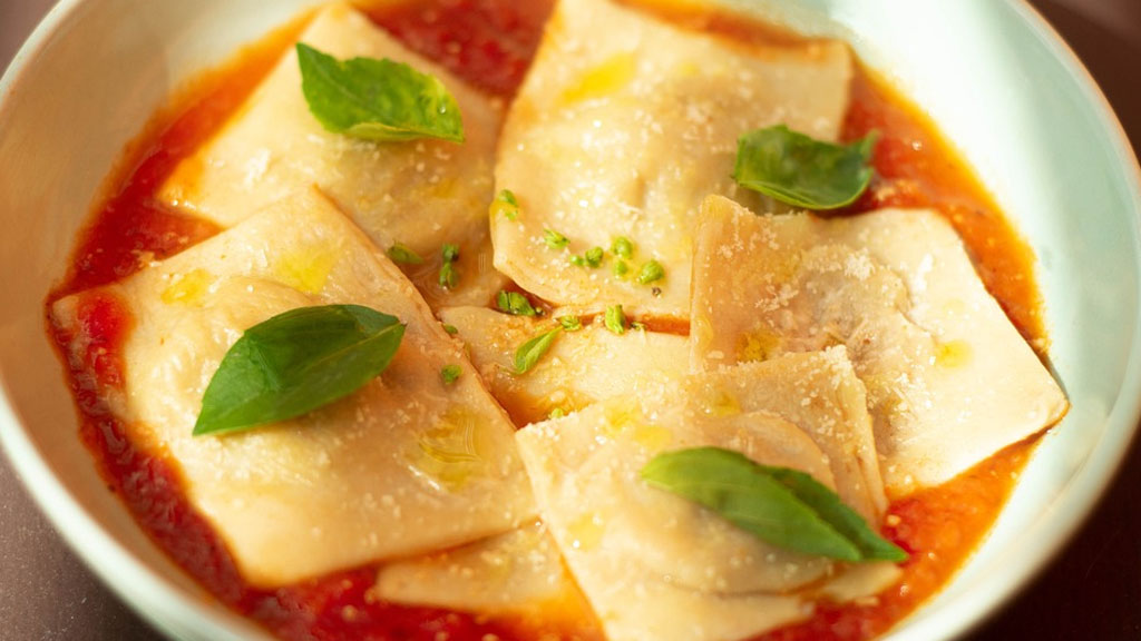 Ravioli Ao Molho Esse Prato Fica Pronto Em Minutos E Delicioso Fa A Tudo De Receitas