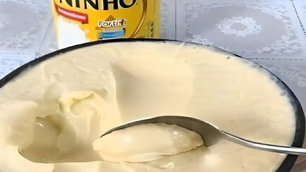 Mousse de ninho com gelatina