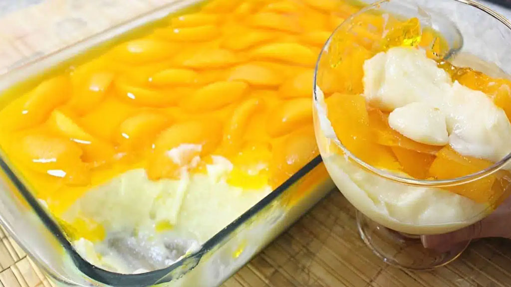 Mousse de pêssego com calda