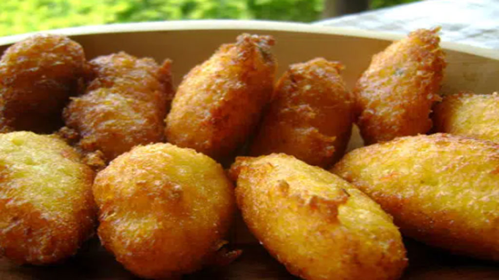 Bolinho de frango com requeijão