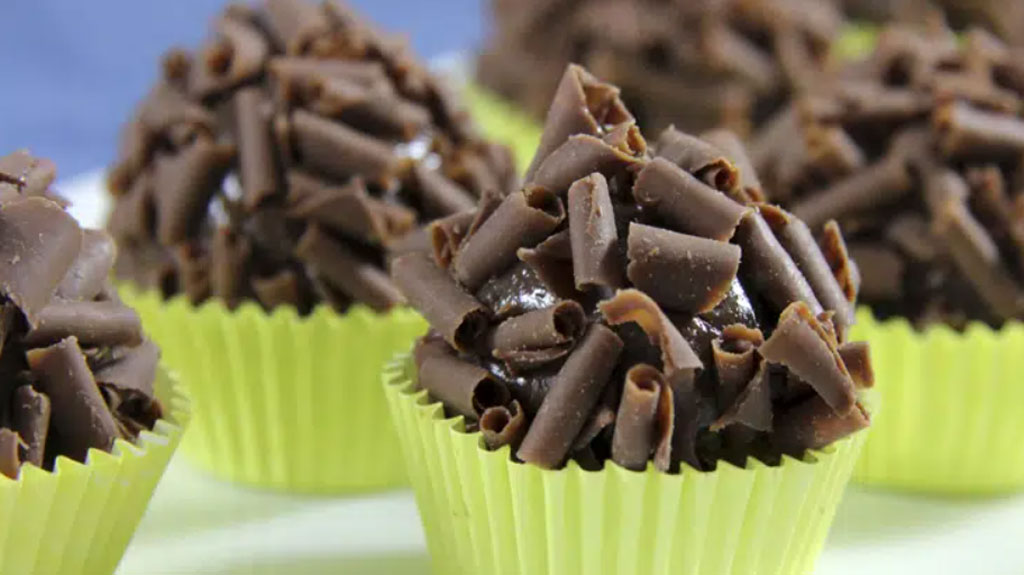 Brigadeiro com recheio de frutas vermelhas