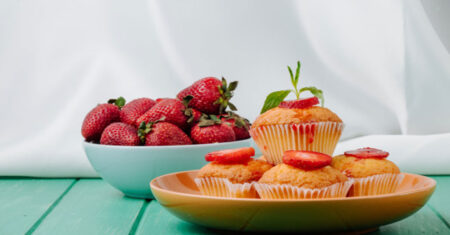 Cupcake simples de morango, delicioso e ótimo para servir em festas, confira
