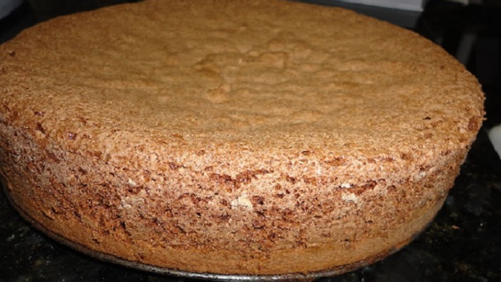 Pão de ló com nozes e chocolate