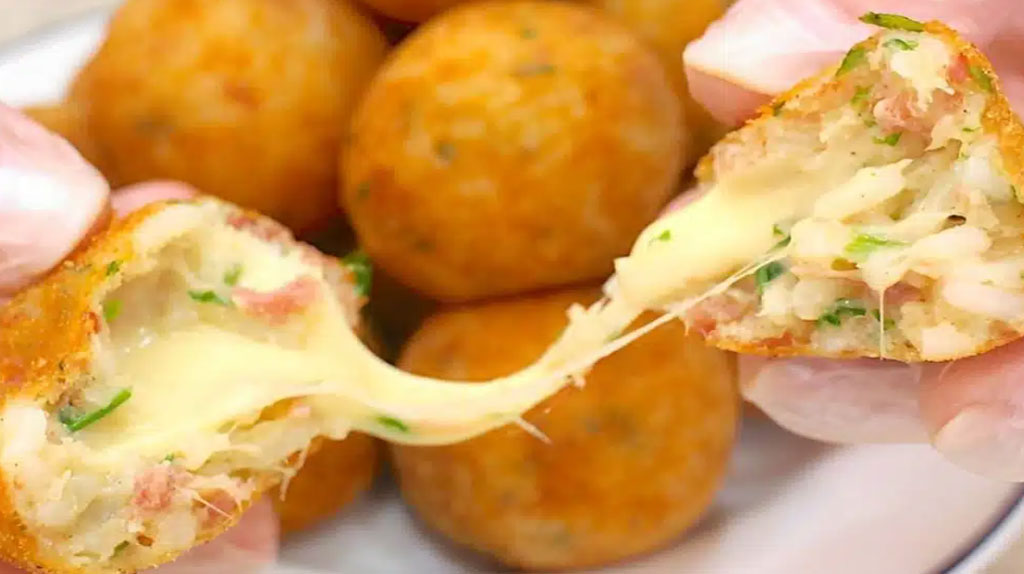 Bolinho de sobras de arroz recheado