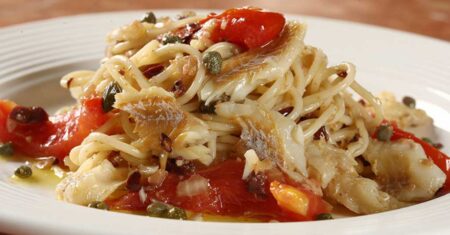 Espaguete com molho de bacalhau, veja como preparar essa delícia