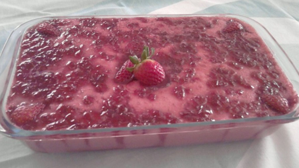 Mousse de morango com leite ninho