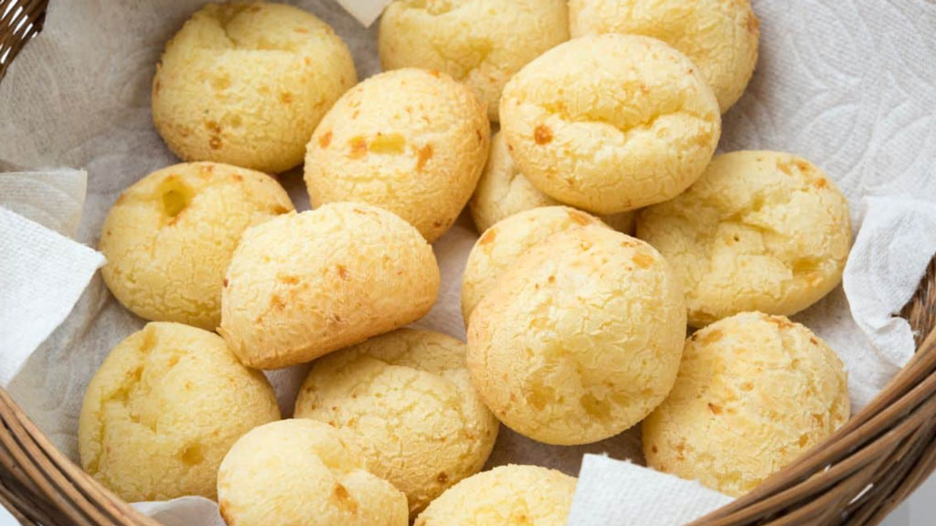 Pão de queijo simples e caseiro