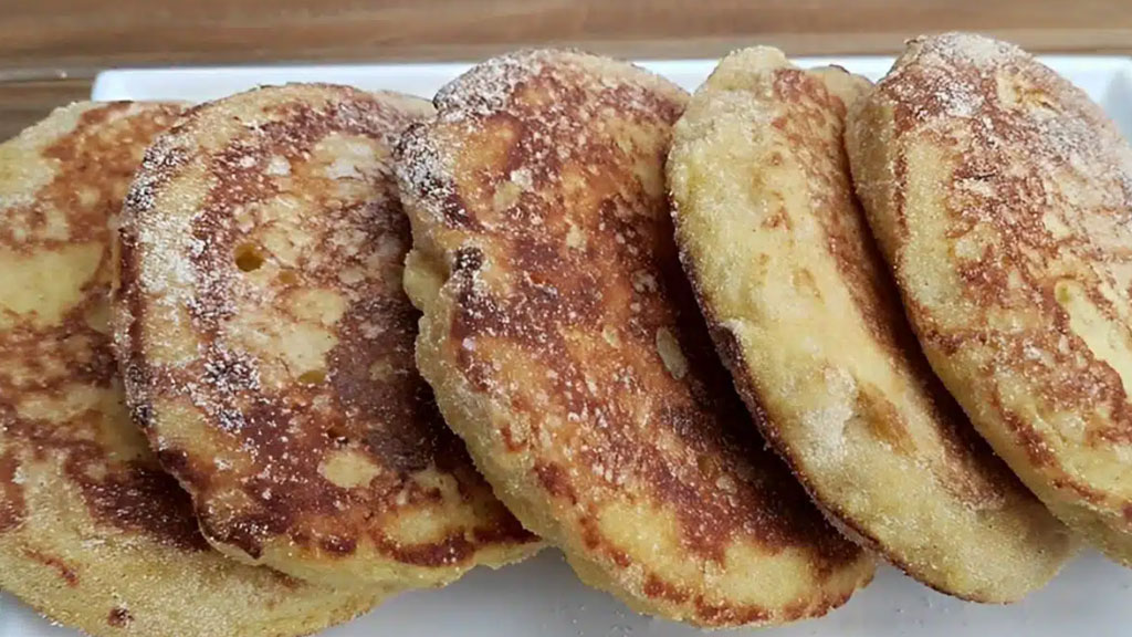 Pão simples de banana na frigideira