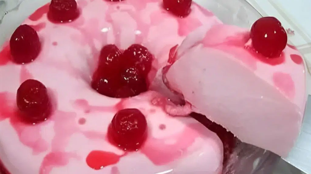 Pudim cremoso de morango com gelatina