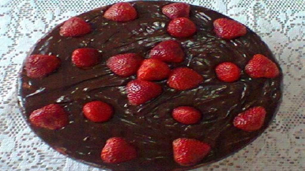 Sobremesa de morangos com chocolate