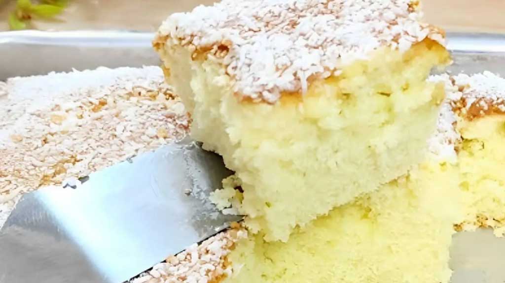 Bolo de maisena com coco