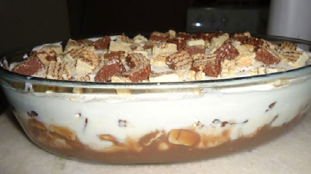 Pavê cremoso de chocolate com bis