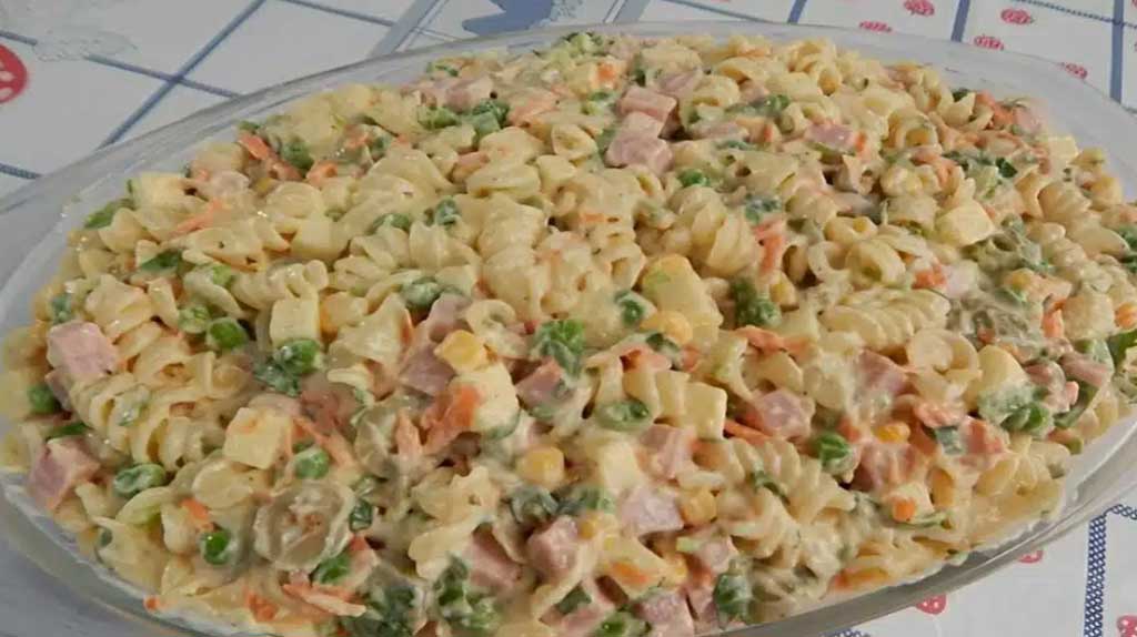 Salada de macarrão crocante