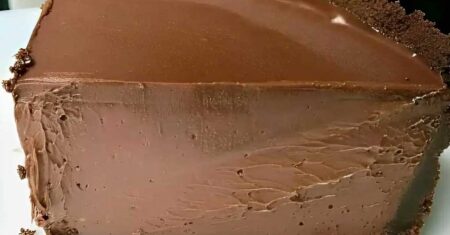 Torta mousse de chocolate super cremoso e muito fácil de fazer, essa sobremesa derrete na boca