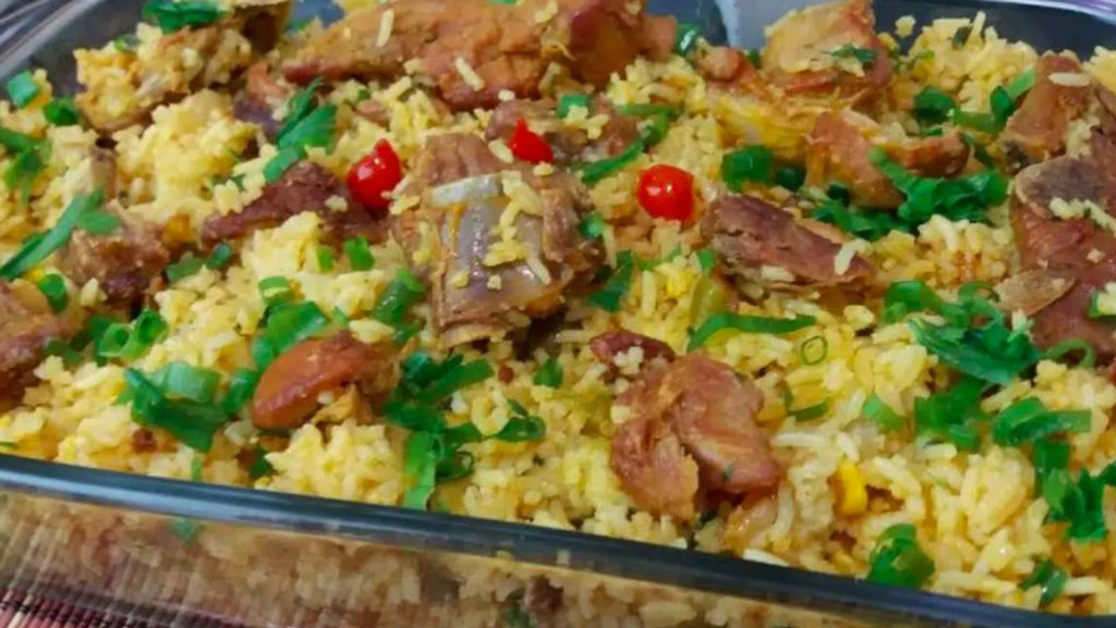 Arroz temperado com costelinha de porco