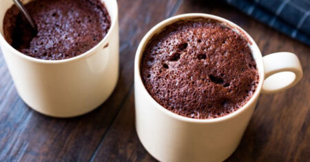 Bolo de chocolate na caneca com cobertura, faça essa delícia em poucos minutos