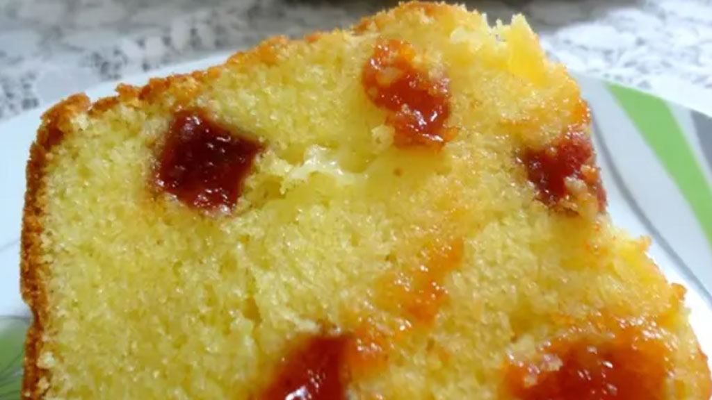 Bolo de fubá com queijo e goiabada