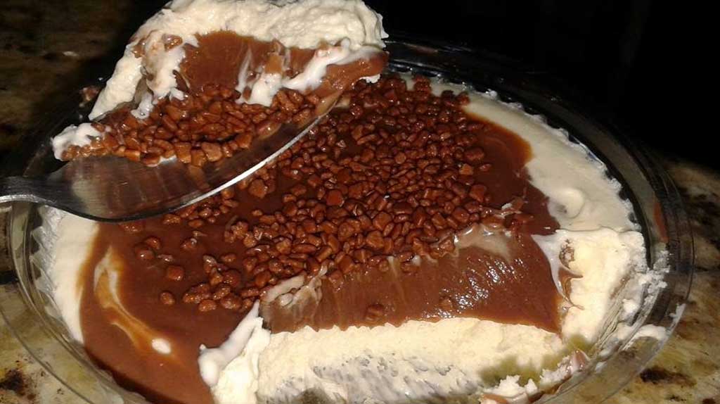 Doce cremoso de ninho com chocolate