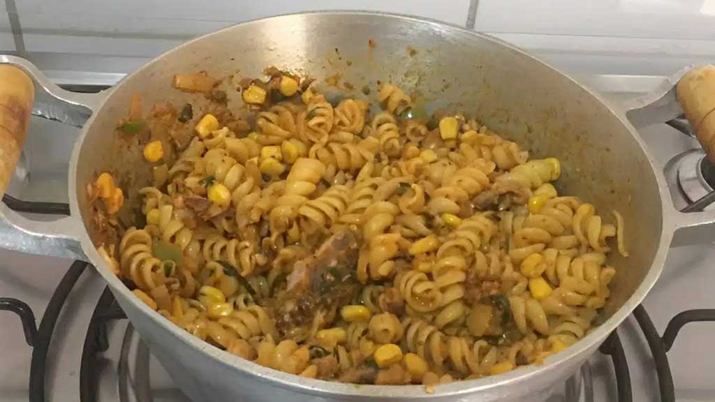 Macarronada saborosa com sardinha