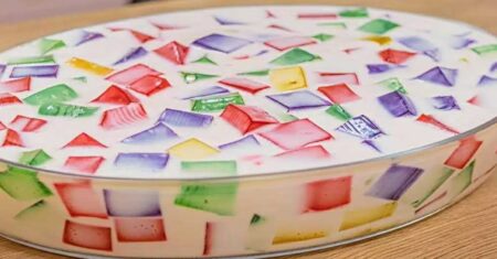 Mosaico de gelatina com creme, sobremesa prática que não pode faltar no fim de semana