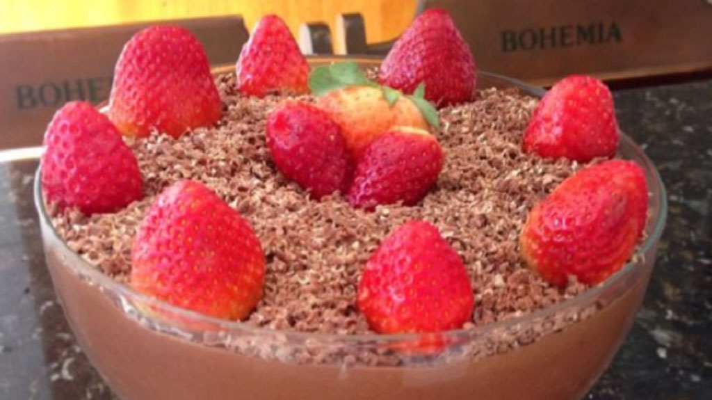 Mousse de chocolate com morangos