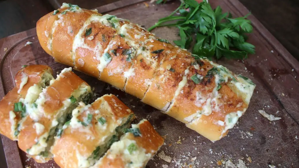 Pão de alho crocante com maionese