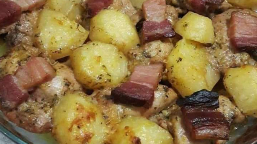 Sobrecoxa assada com batata e bacon, veja como preparar essa delícia