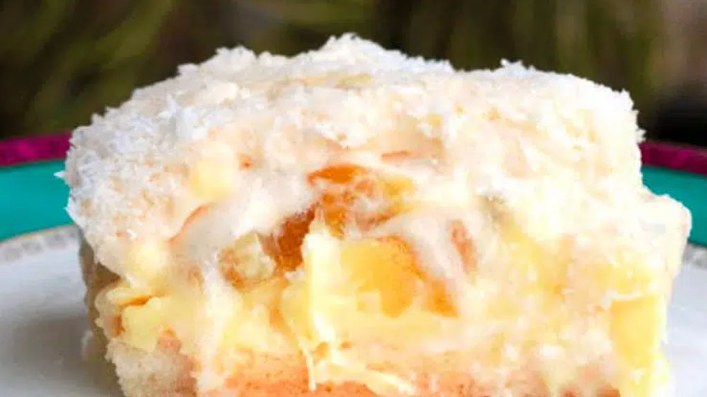 Bolo recheado de abacaxi e coco, esse bolo geladinho fica incrível, veja como fazer