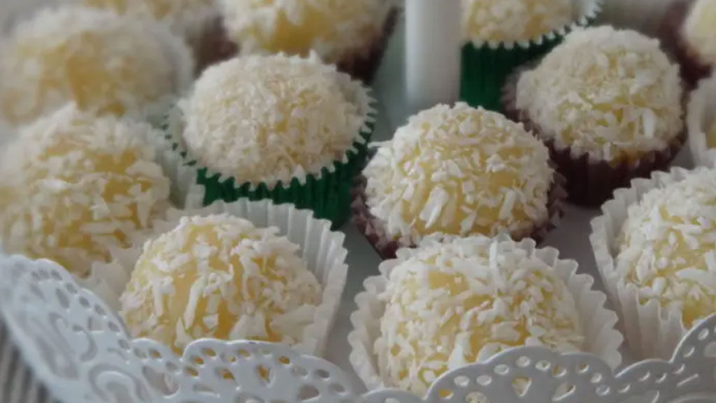 Brigadeiro de coco com abacaxi