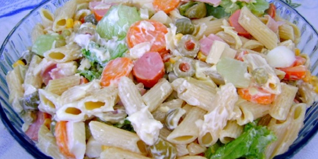 Salada de macarrão com frios