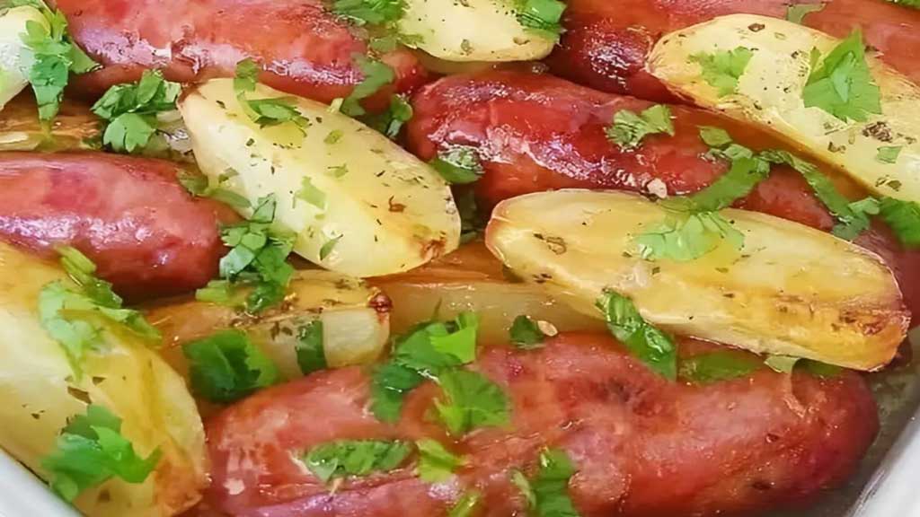 Assado de linguiça com batata, prático, rápido e gostoso