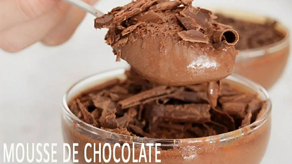 Mousse simples de chocolate com apenas 4 ingredientes, vem ver