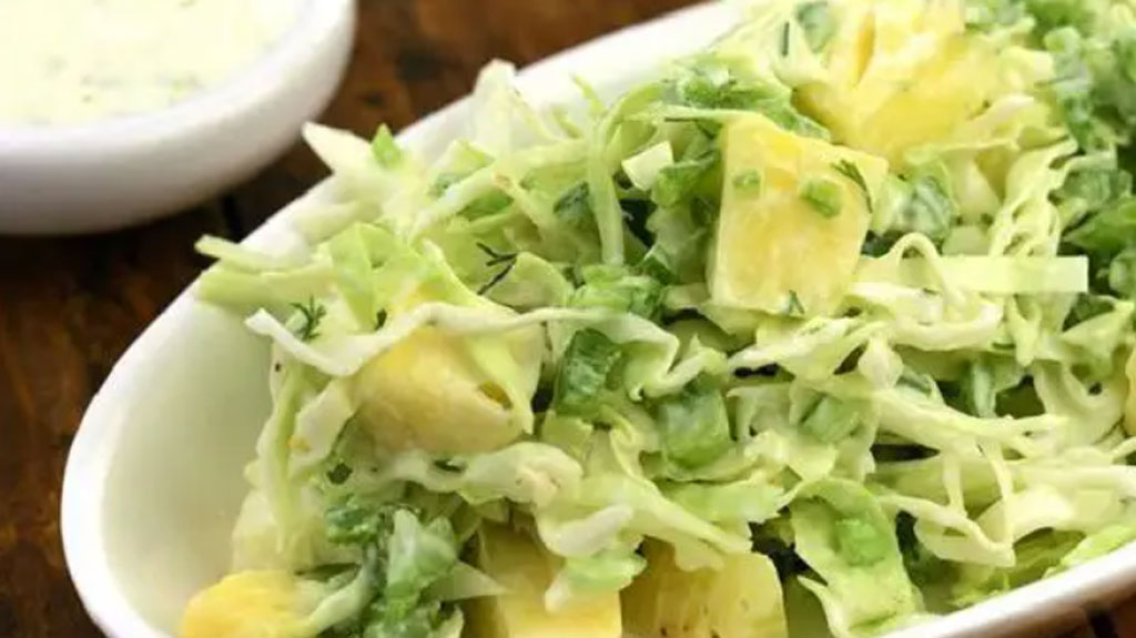 Salada simples de repolho com abacaxi, veja como fazer
