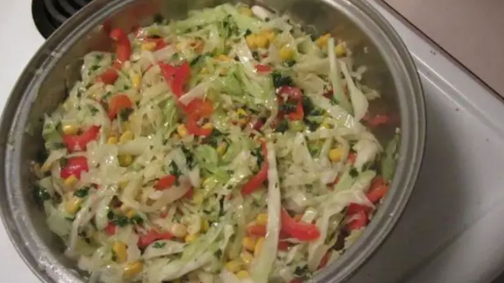 Salada temperada de repolho, é assim que a vovó faz