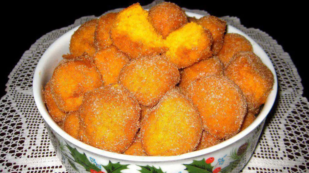 Bolinho de chuva de fubá com canela