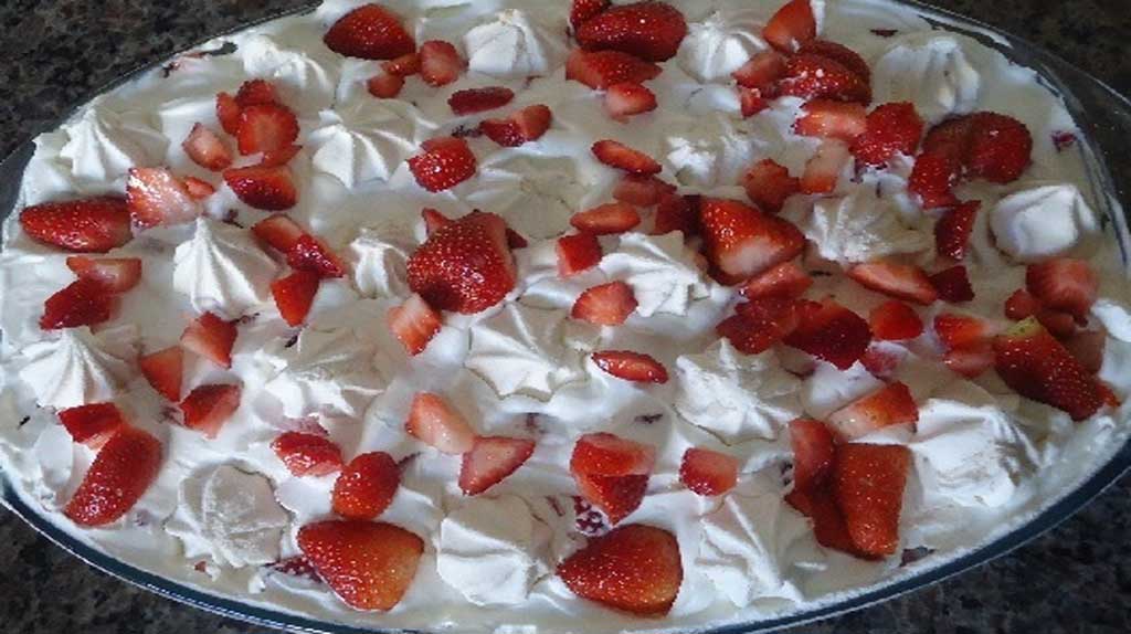 Merengue de chantilly com morango