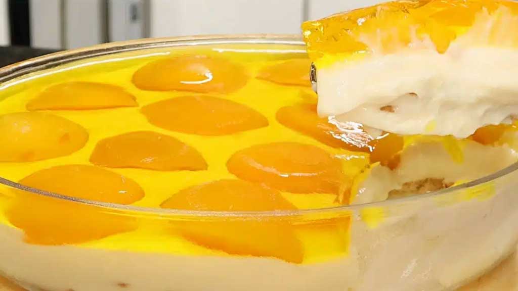 Sobremesa de creme com pêssego