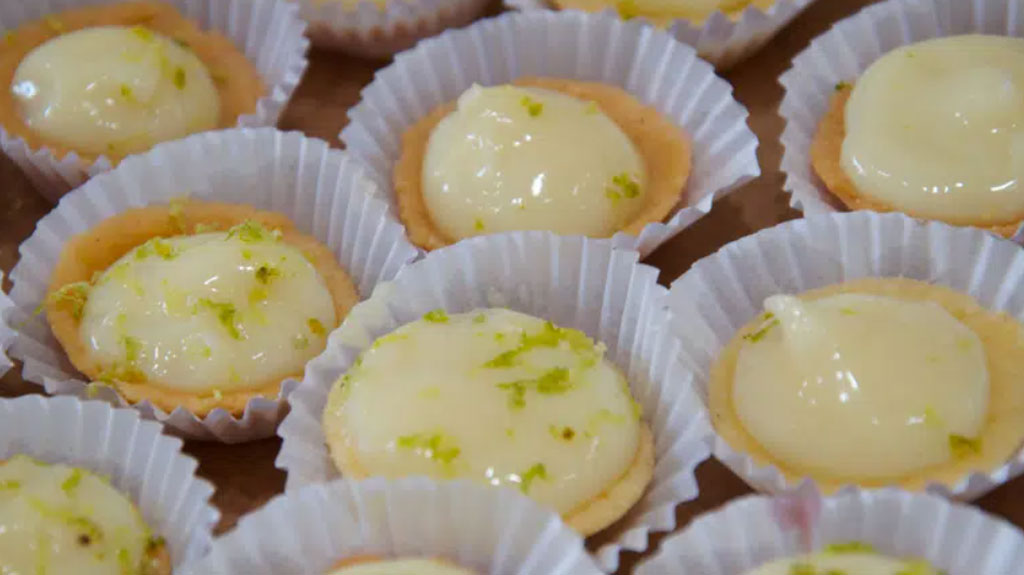 Tortinha de biscoito com creme de limão