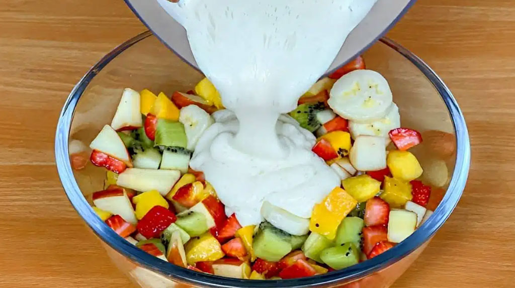 Salada de frutas com creme de maracujá, faça para se refrescar em dias quentes