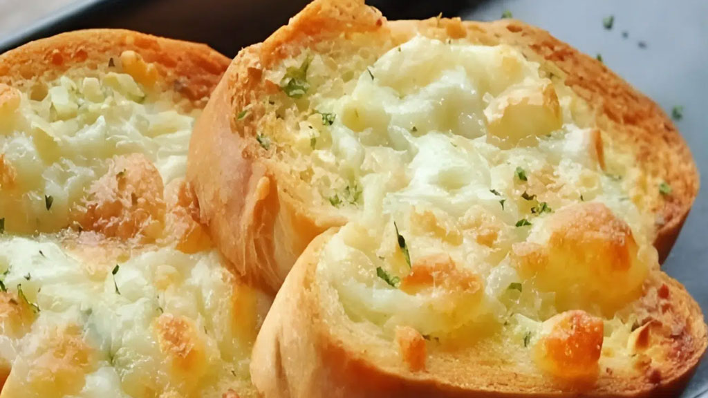 Torrada caseira de alho com queijo: sabor inigualável e fácil de fazer!
