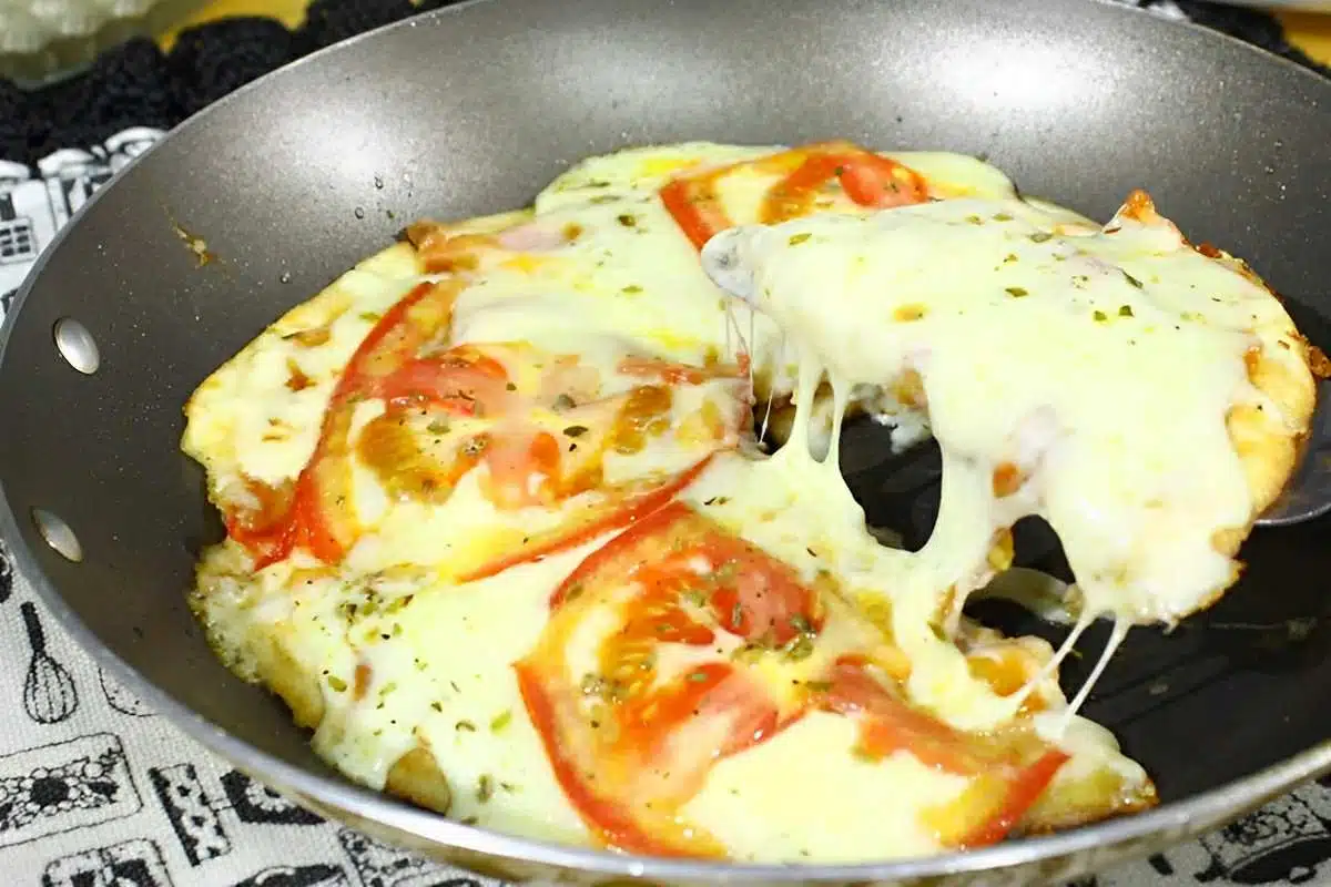 Pizza de frigideira rápida e deliciosa