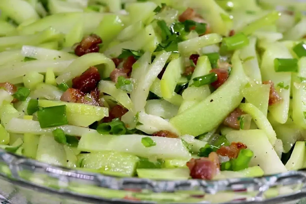 Salada de chuchu com bacon, combinação deliciosa que vai deixar todos com vontade de quero mais