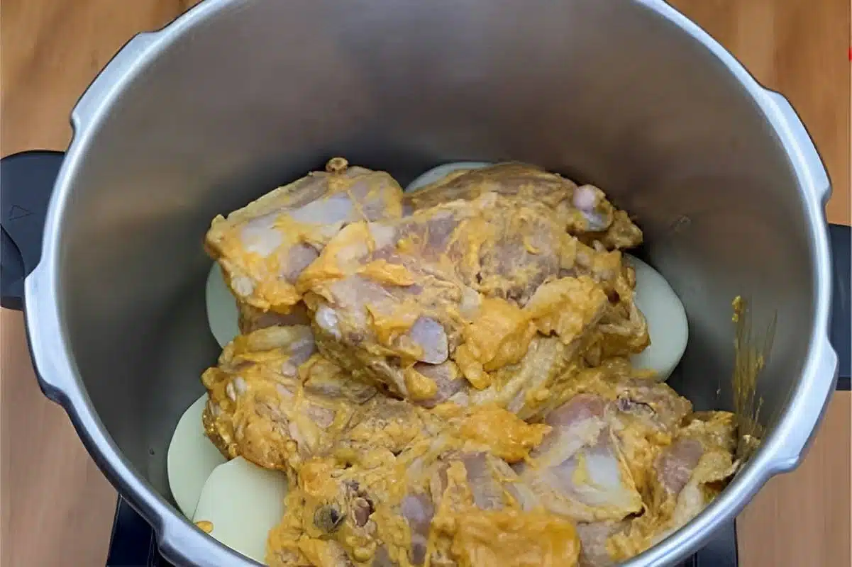 Sobrecoxa de frango na panela: como deixar seu jantar irresistível em minutos, vem ver