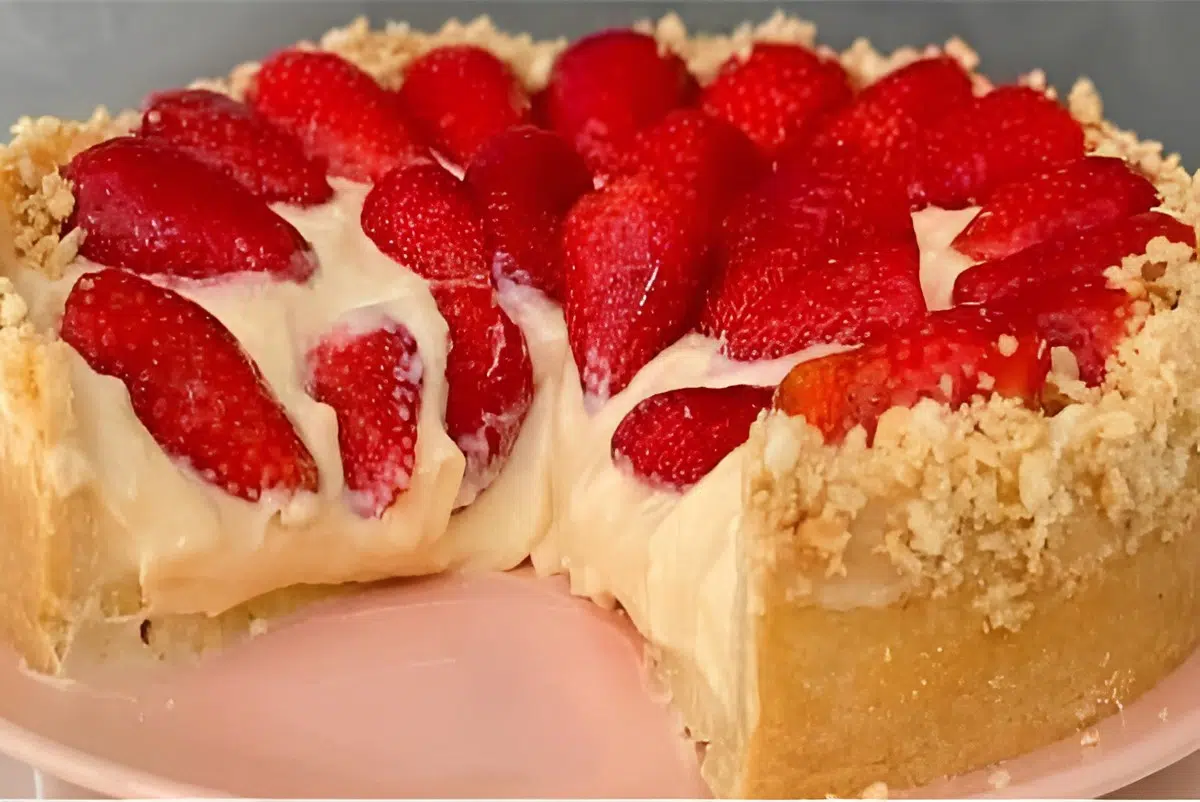 Torta doce de morango com creme