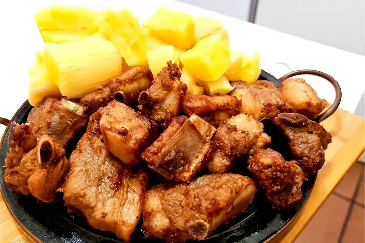 Costelinha de porco com mandioca, alegre seu almoço em poucos passos