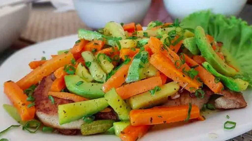 Salada com mix de legumes