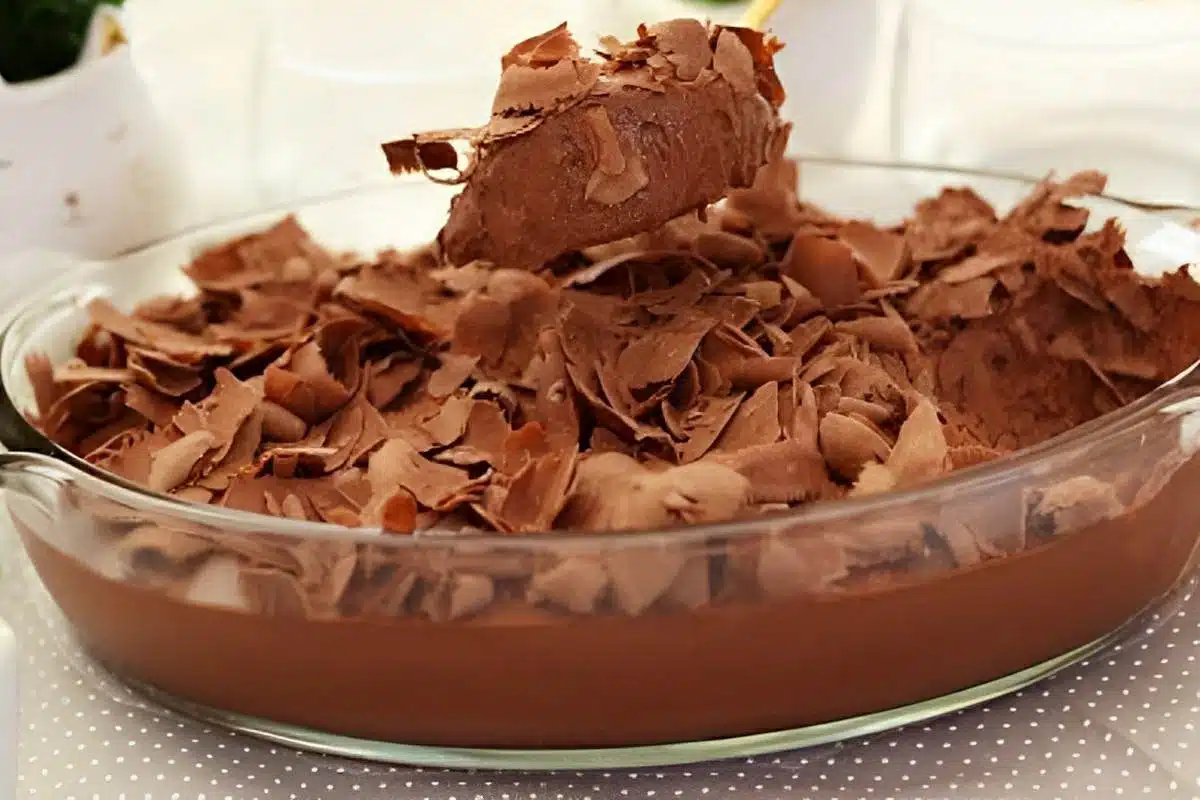 Mousse de chocolate na travessa