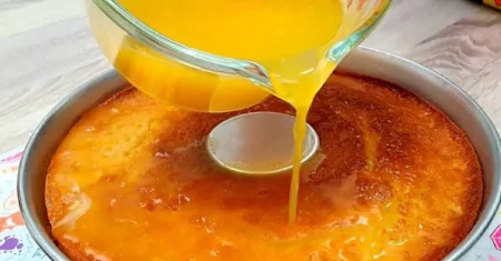 Bolo de laranja com calda quente, fácil e perfeito para o café da tarde