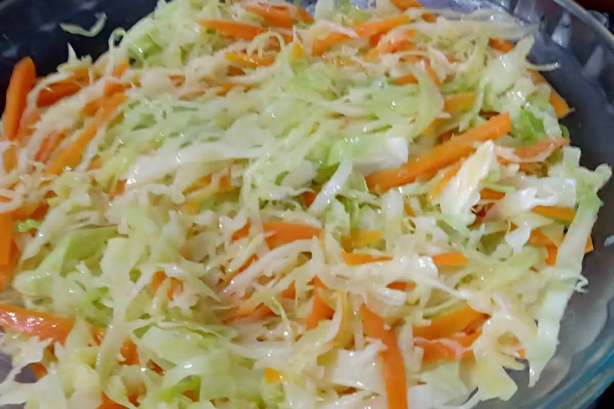 Salada simples de repolho e cenoura