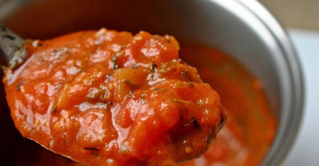 Molho de tomate caseiro, com delicioso frescor do manjericão, veja